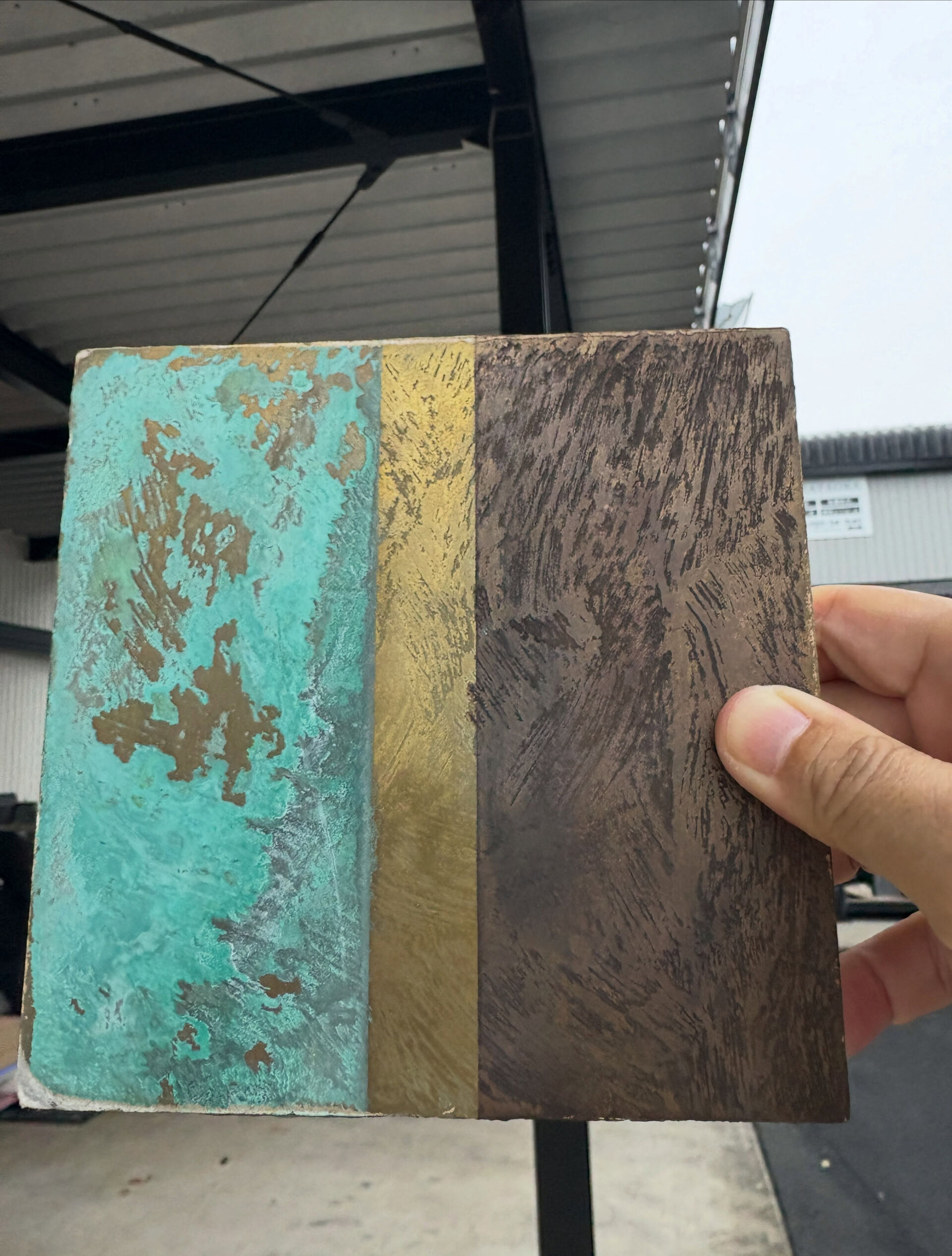 お客さんと造作店舗ドアの仕上げ確認にきました